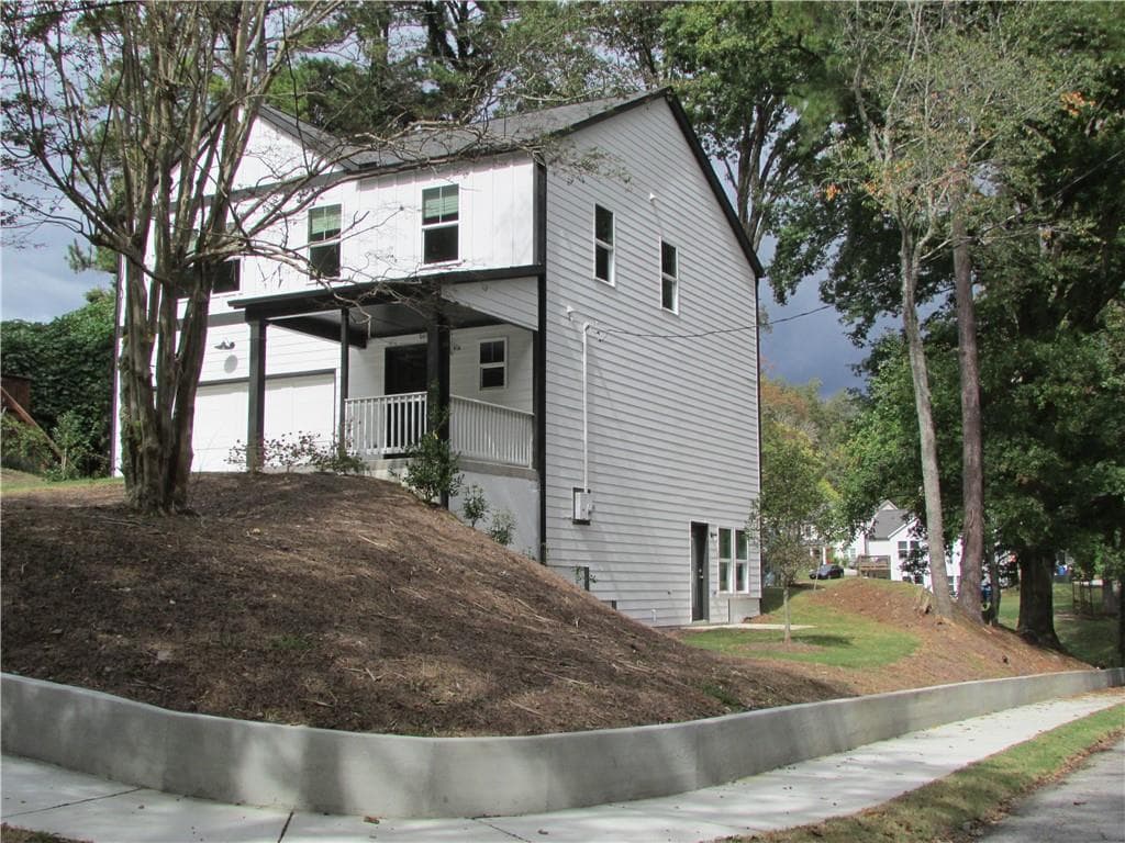 4 bedroom, 3 bathroom, 1,887 sq ft single family residence for rent at 2367 Summit Avenue, Atlanta, GA 30318 for $3,000 a month — photo 2