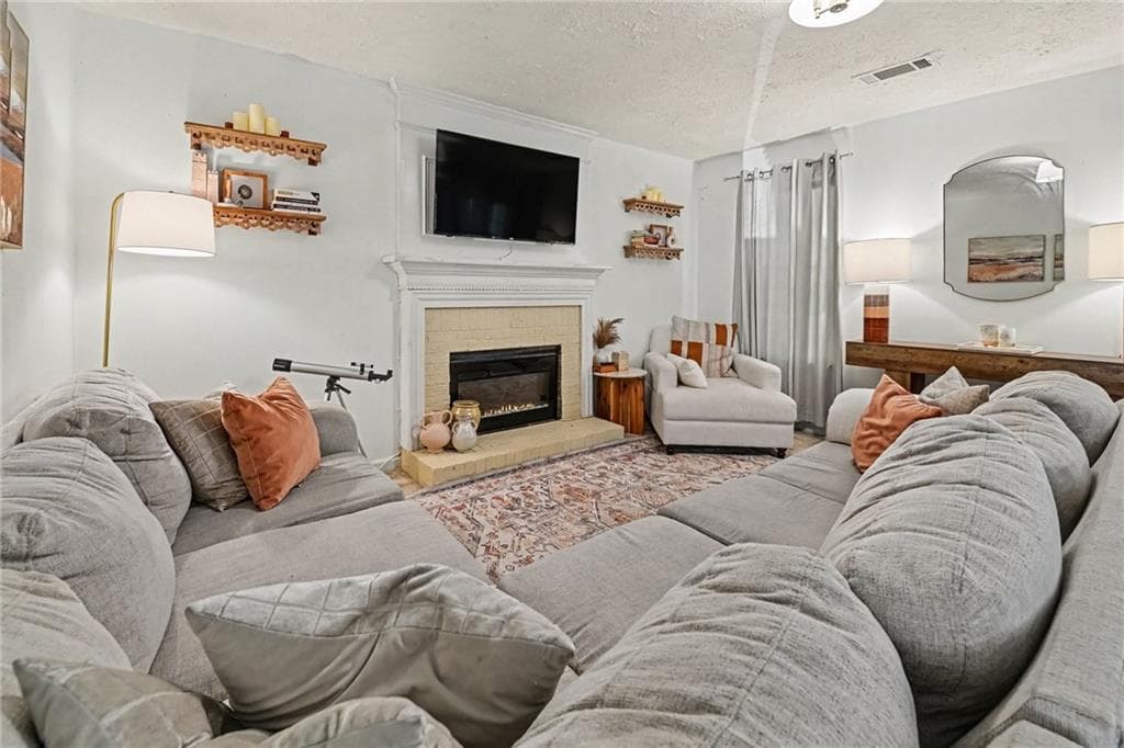 4 bedroom, 3 bathroom, 2,188 sq ft single family residence for sale at 2795 Da Vinci Boulevard, Decatur, GA 30034 — photo 4
