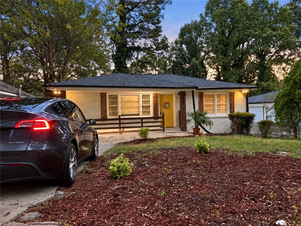 3 bedroom, 2 bathroom, 2,092 sq ft single family residence for sale at 567 Center Hill Avenue, Atlanta, GA 30318 — photo 3