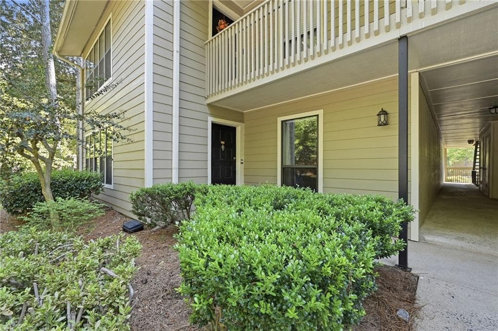 2 bedroom, 2 bathroom, 1,158 sq ft condominium for sale at 1001 River Mill Circle, Roswell, GA 30075 — photo 2
