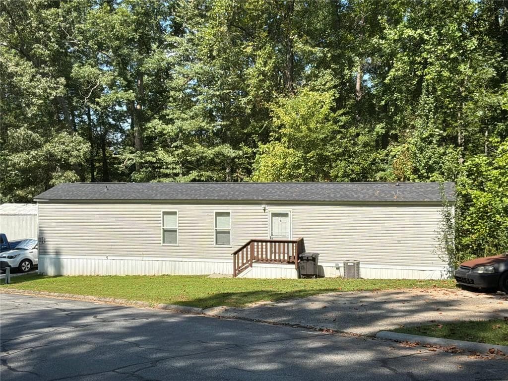 2 bedroom, 2 bathroom, 960 sq ft single family residence for sale at 7631 Dallas Highway, Douglasville, GA 30134