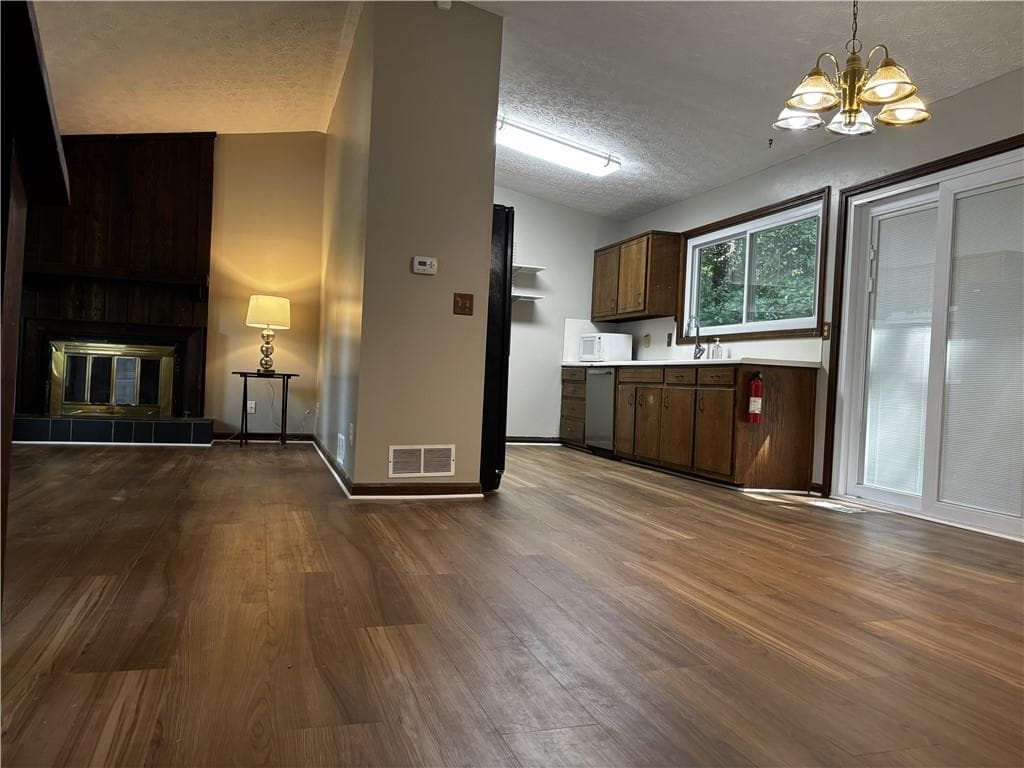 3 bedroom, 2 bathroom, 1,650 sq ft single family residence for rent at 3260 Creek Hollow Drive, Marietta, GA 30062 for $2,250 a month — photo 2
