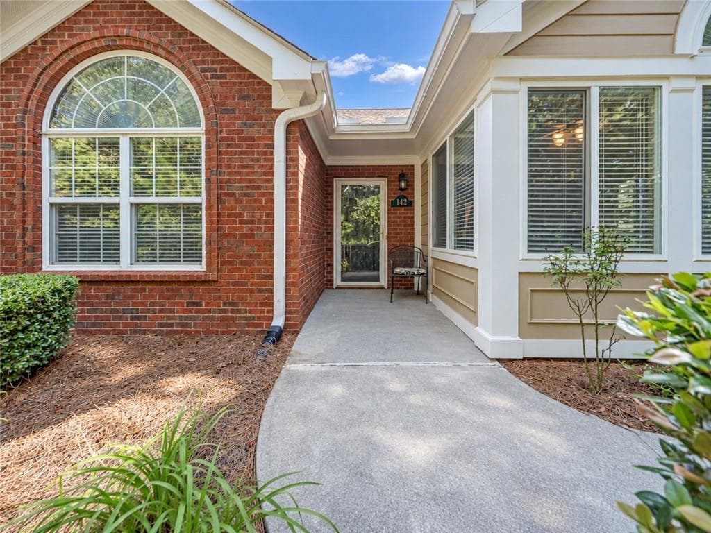3 bedroom, 2 bathroom, 1,757 sq ft condominium for sale at 142 Vintage Club Circle, Marietta, GA 30066