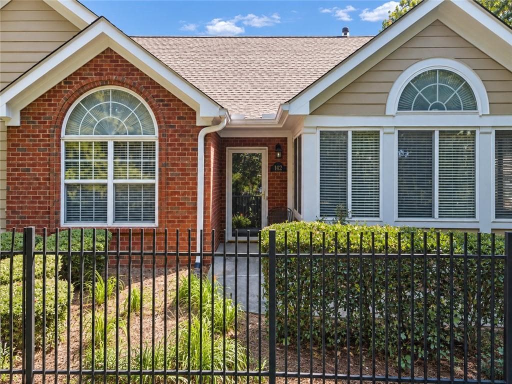 3 bedroom, 2 bathroom, 1,757 sq ft condominium for sale at 142 Vintage Club Circle, Marietta, GA 30066 — photo 2