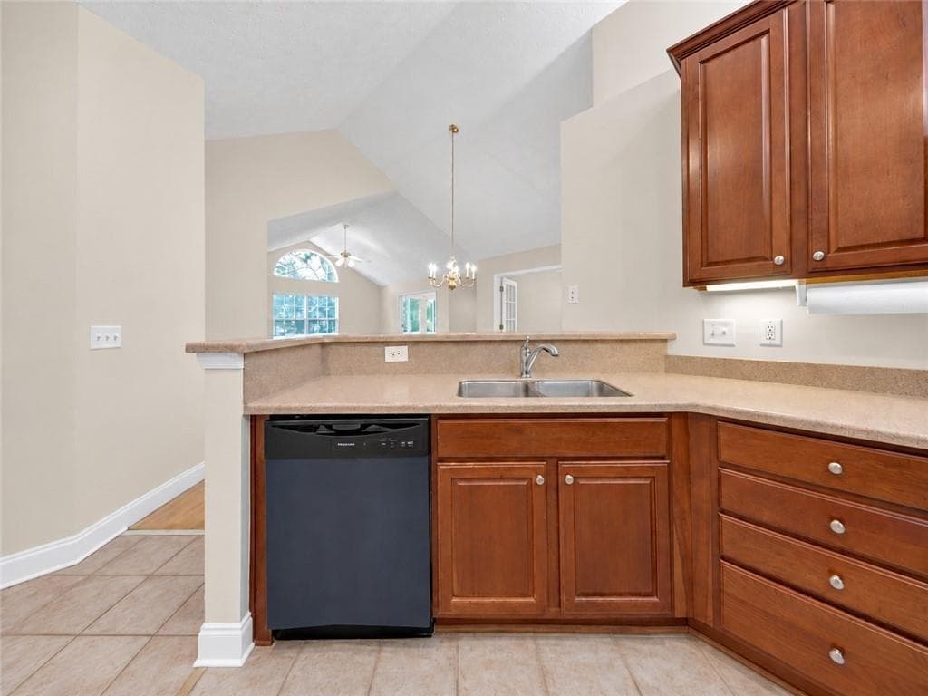 3 bedroom, 2 bathroom, 1,757 sq ft condominium for sale at 142 Vintage Club Circle, Marietta, GA 30066 — photo 9
