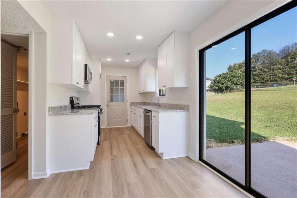 3 bedroom, 3 bathroom, 1,680 sq ft single family residence for sale at 4068 Hunt Way, Rex, GA 30273 — photo 2