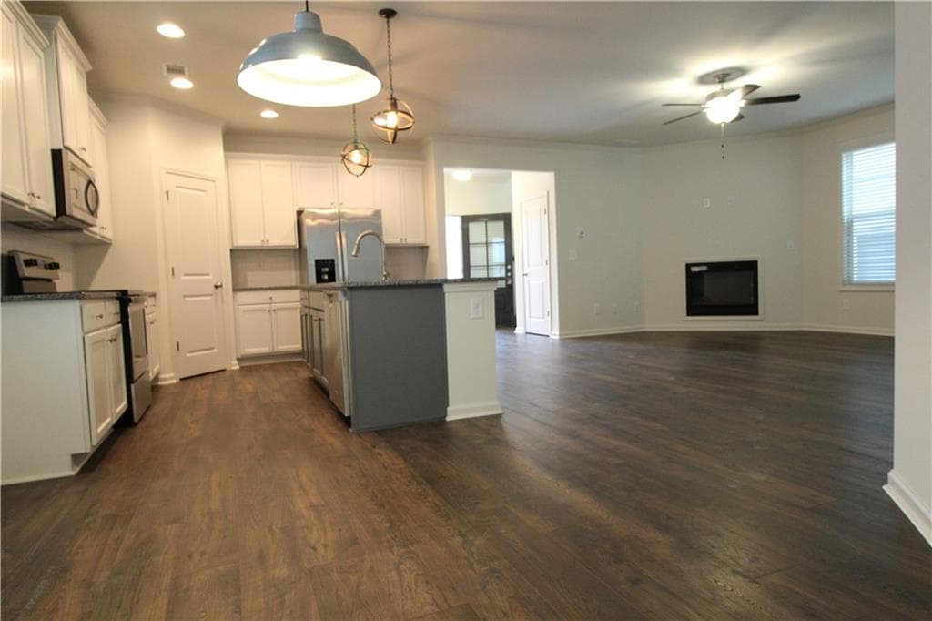4 bedroom, 3 bathroom, 2,300 sq ft single family residence for rent at 5408 Falling Branch Court, Flowery Branch, GA 30542 for $2,200 a month — photo 4