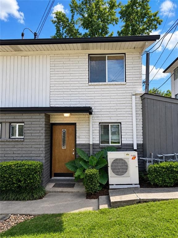 2 bedroom, 2 bathroom, 966 sq ft condominium for sale at 3501 Roswell Road 501, Atlanta, GA 30305