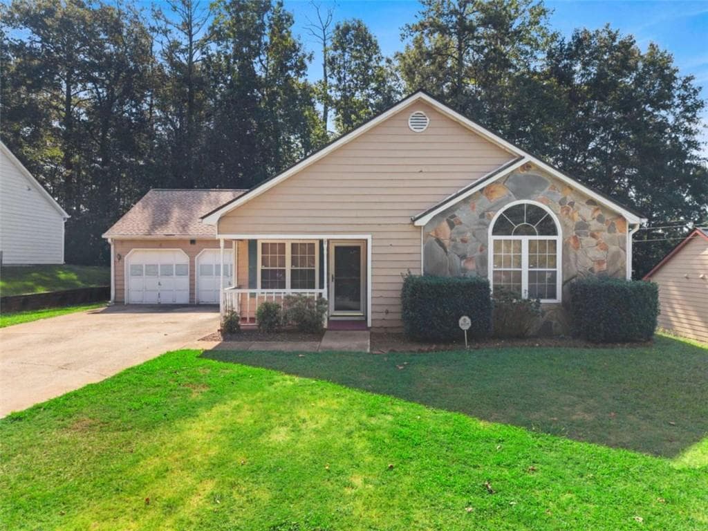 3 bedroom, 2 bathroom, 1,404 sq ft single family residence under contract at 8 Oak Street, Newnan, GA 30263