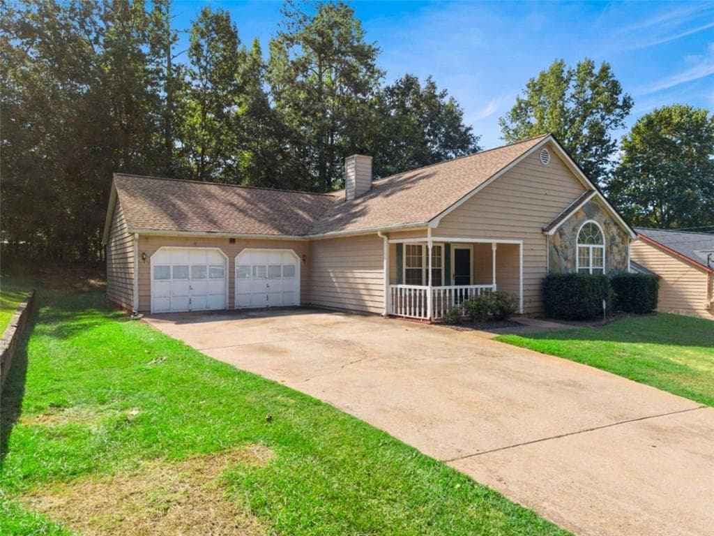 3 bedroom, 2 bathroom, 1,404 sq ft single family residence under contract at 8 Oak Street, Newnan, GA 30263 — photo 2