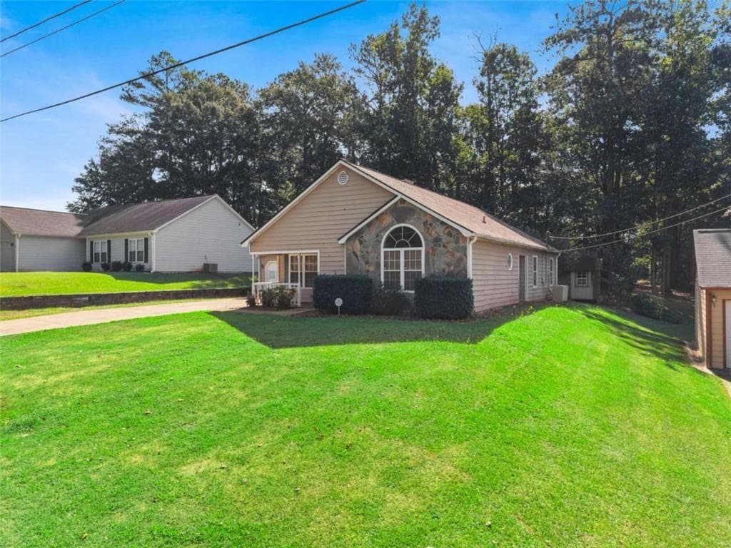 3 bedroom, 2 bathroom, 1,404 sq ft single family residence under contract at 8 Oak Street, Newnan, GA 30263 — photo 3