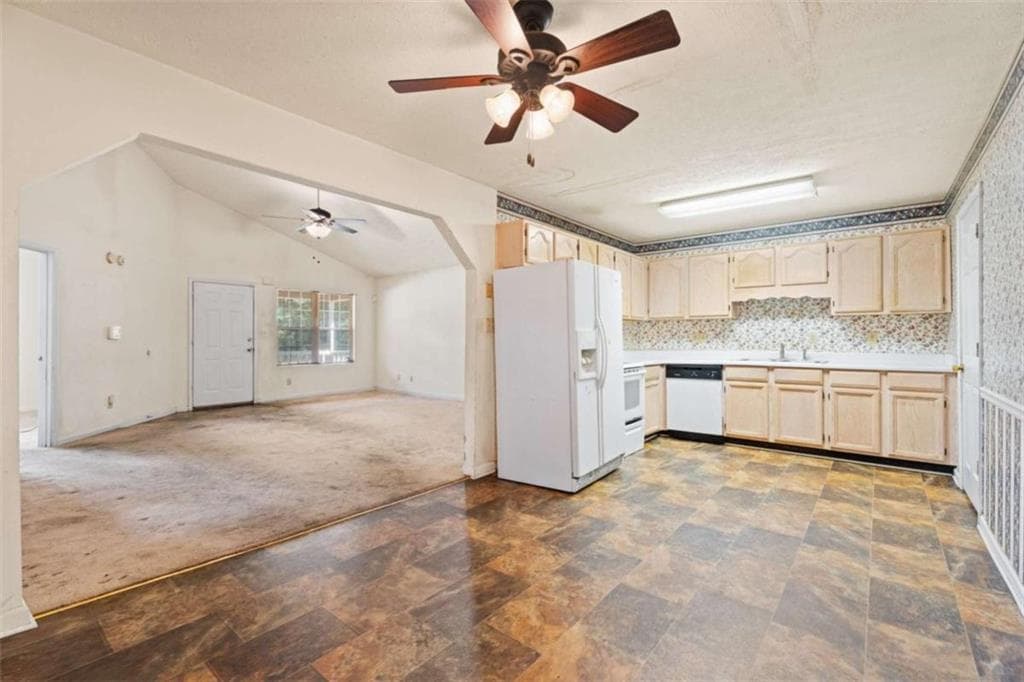 3 bedroom, 2 bathroom, 1,404 sq ft single family residence under contract at 8 Oak Street, Newnan, GA 30263 — photo 4