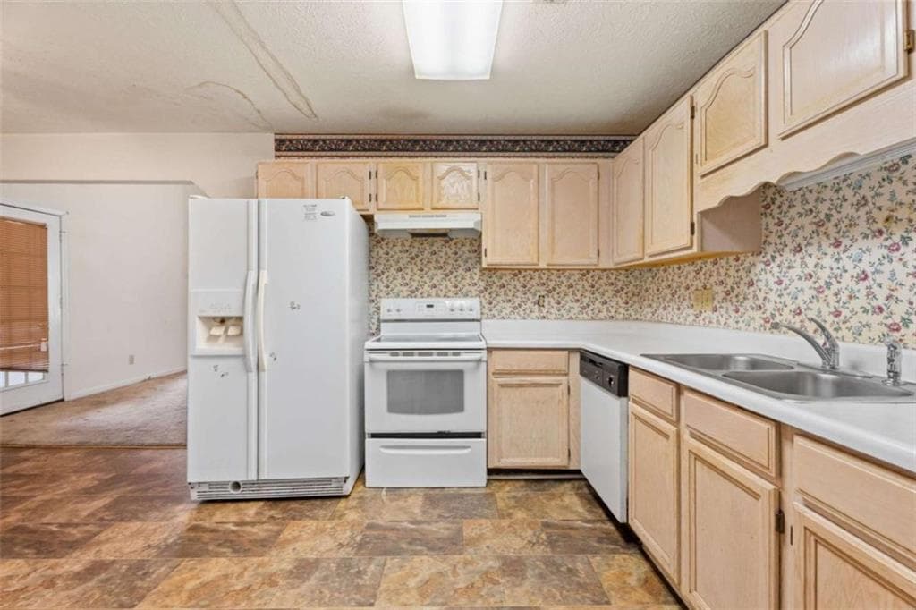 3 bedroom, 2 bathroom, 1,404 sq ft single family residence under contract at 8 Oak Street, Newnan, GA 30263 — photo 5