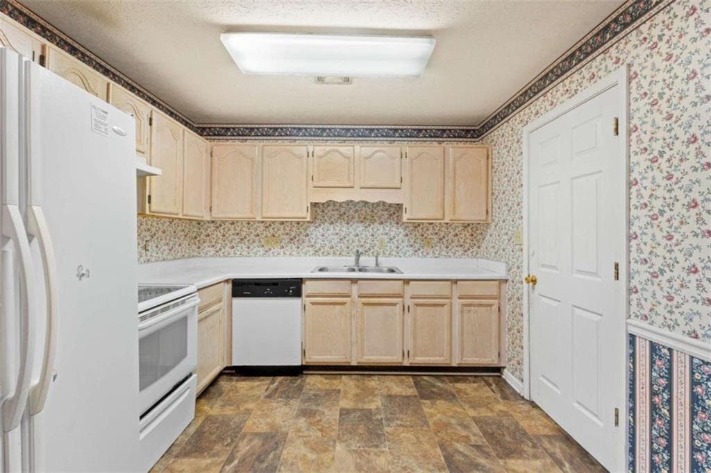 3 bedroom, 2 bathroom, 1,404 sq ft single family residence under contract at 8 Oak Street, Newnan, GA 30263 — photo 6