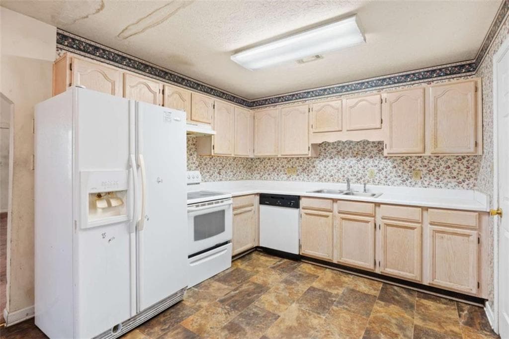 3 bedroom, 2 bathroom, 1,404 sq ft single family residence under contract at 8 Oak Street, Newnan, GA 30263 — photo 7
