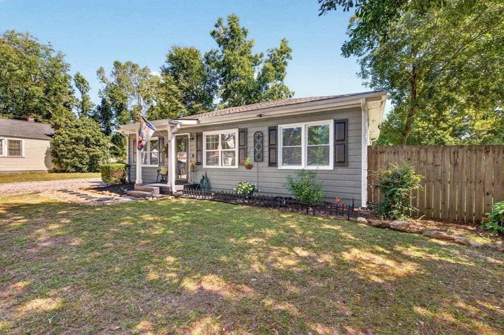 3 bedroom, 1 bathroom, 1,098 sq ft single family residence for sale at 1013 S Madison Avenue, Monroe, GA 30655 — photo 2