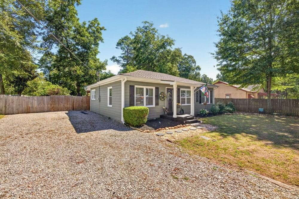 3 bedroom, 1 bathroom, 1,098 sq ft single family residence for sale at 1013 S Madison Avenue, Monroe, GA 30655 — photo 3
