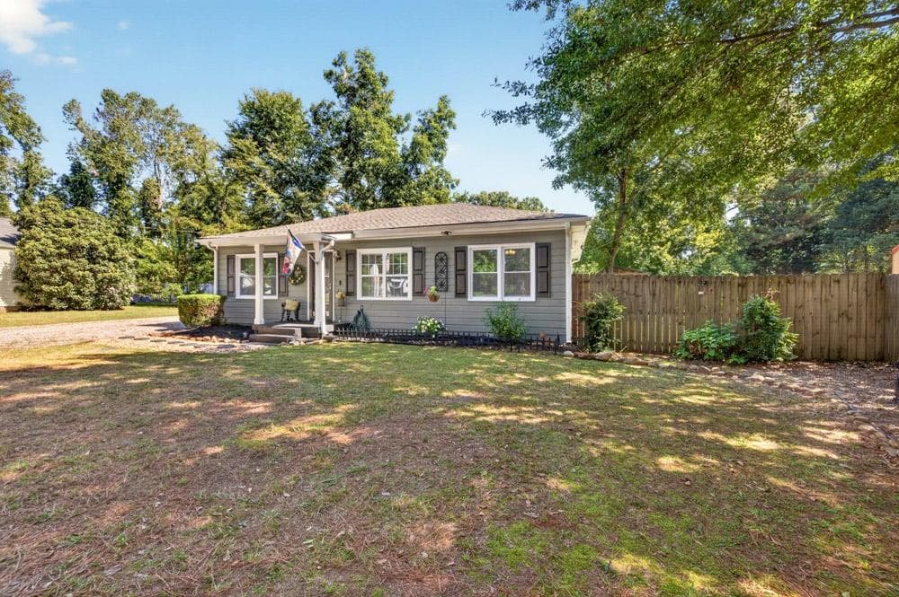 3 bedroom, 1 bathroom, 1,098 sq ft single family residence for sale at 1013 S Madison Avenue, Monroe, GA 30655 — photo 4