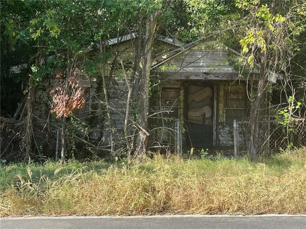 2 bedroom, 1 bathroom, 832 sq ft single family residence for sale at 691 Hightower Road, Macon, GA 31206