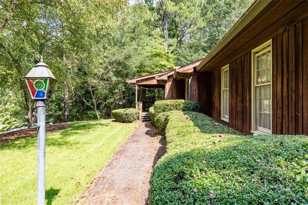 3 bedroom, 2 bathroom, 1,772 sq ft single family residence under contract at 2090 Johnson Ferry Road, Marietta, GA 30062 — photo 2
