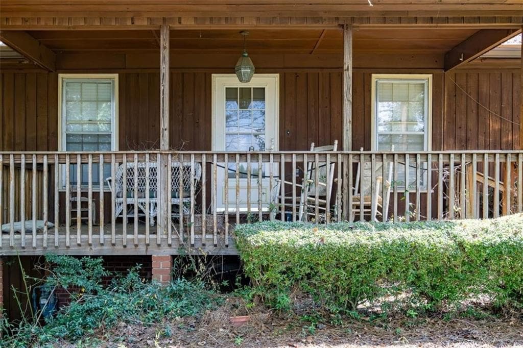 3 bedroom, 2 bathroom, 1,772 sq ft single family residence under contract at 2090 Johnson Ferry Road, Marietta, GA 30062 — photo 3