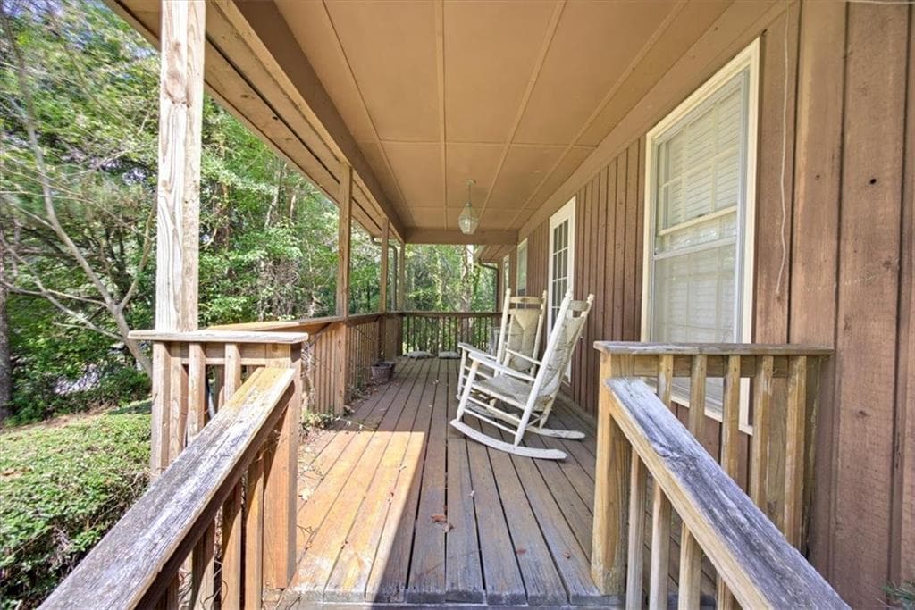 3 bedroom, 2 bathroom, 1,772 sq ft single family residence under contract at 2090 Johnson Ferry Road, Marietta, GA 30062 — photo 4