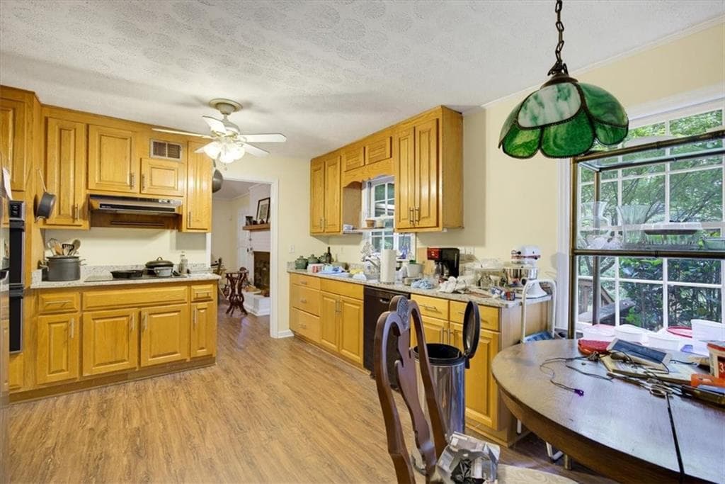 3 bedroom, 2 bathroom, 1,772 sq ft single family residence under contract at 2090 Johnson Ferry Road, Marietta, GA 30062 — photo 10