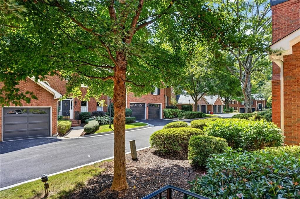 4 bedroom, 4 bathroom, 2,204 sq ft townhouse under contract at 36 Pointe Terrace, Atlanta, GA 30339 — photo 2