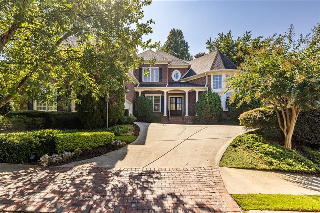 5 bedroom, 7 bathroom, 4,150 sq ft single family residence for sale at 825 Glengate Place, Atlanta, GA 30328 — photo 2