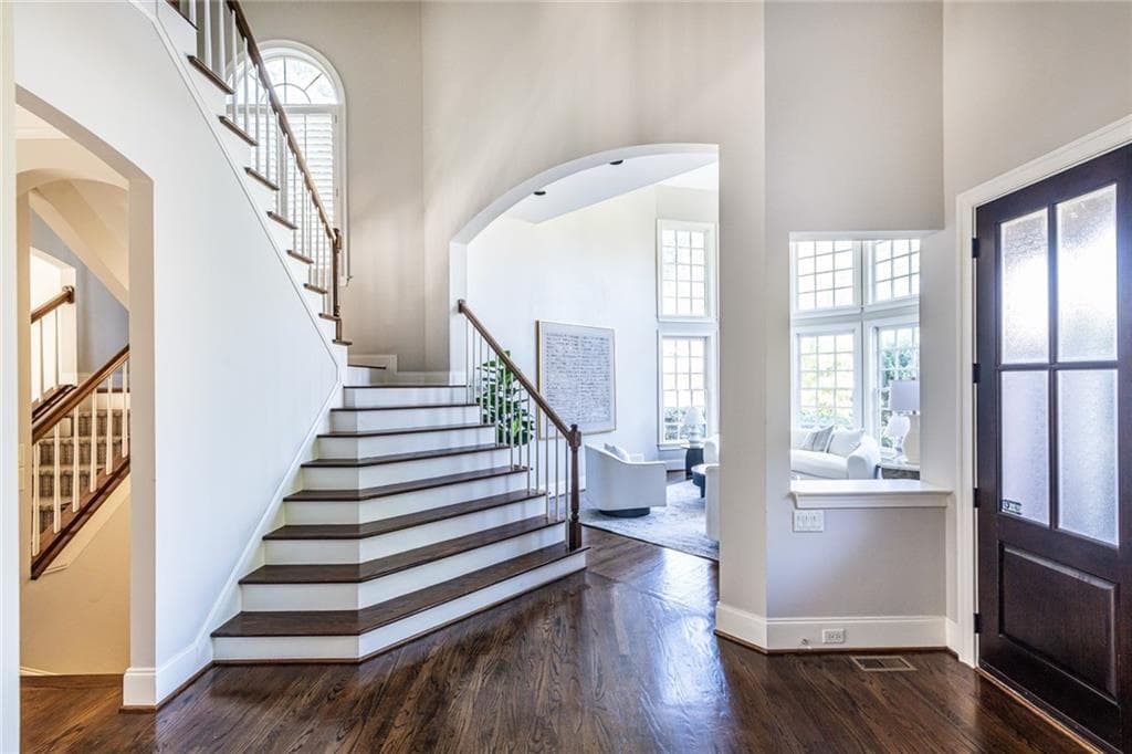 5 bedroom, 7 bathroom, 4,150 sq ft single family residence for sale at 825 Glengate Place, Atlanta, GA 30328 — photo 7