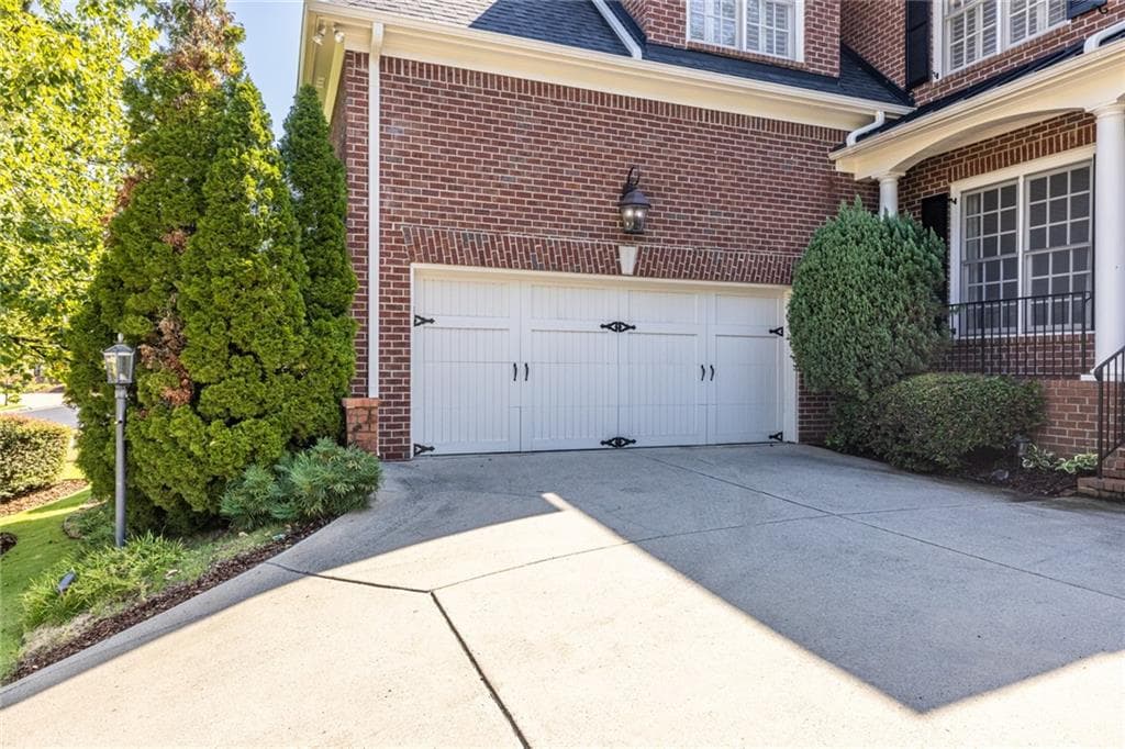 5 bedroom, 7 bathroom, 4,150 sq ft single family residence for sale at 825 Glengate Place, Atlanta, GA 30328 — photo 5