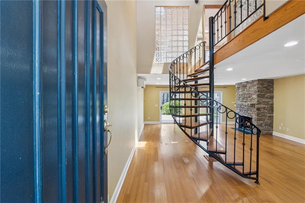 2 bedroom, 2 bathroom, 1,352 sq ft condominium for sale at 1023 Riverbend Club Drive 23, Atlanta, GA 30339 — photo 3