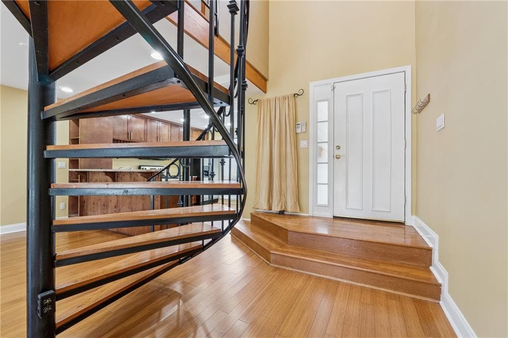 2 bedroom, 2 bathroom, 1,352 sq ft condominium for sale at 1023 Riverbend Club Drive 23, Atlanta, GA 30339 — photo 4