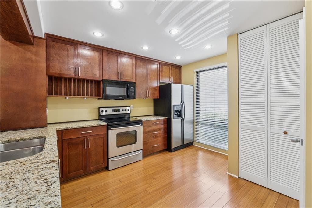 2 bedroom, 2 bathroom, 1,352 sq ft condominium for sale at 1023 Riverbend Club Drive 23, Atlanta, GA 30339 — photo 5
