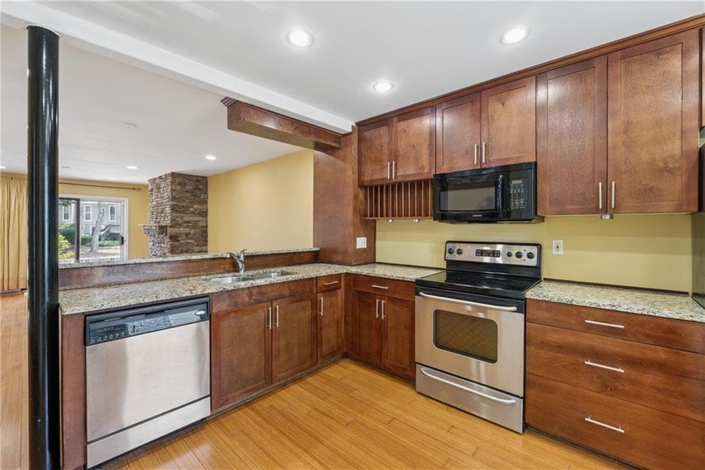 2 bedroom, 2 bathroom, 1,352 sq ft condominium for sale at 1023 Riverbend Club Drive 23, Atlanta, GA 30339 — photo 6
