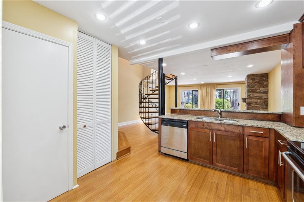 2 bedroom, 2 bathroom, 1,352 sq ft condominium for sale at 1023 Riverbend Club Drive 23, Atlanta, GA 30339 — photo 7