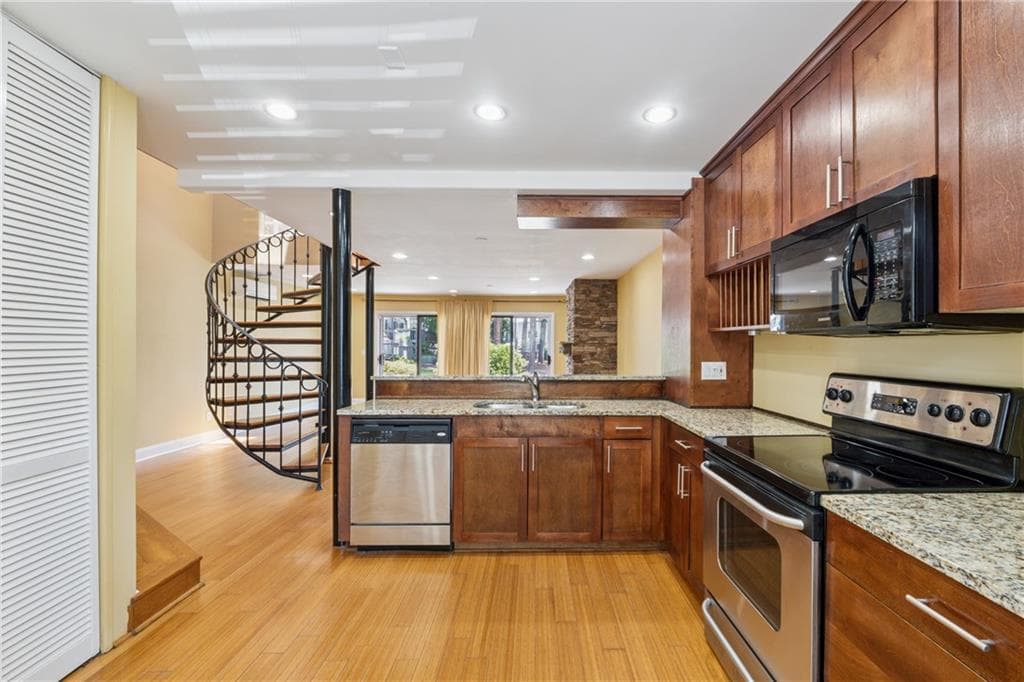 2 bedroom, 2 bathroom, 1,352 sq ft condominium for sale at 1023 Riverbend Club Drive 23, Atlanta, GA 30339 — photo 8
