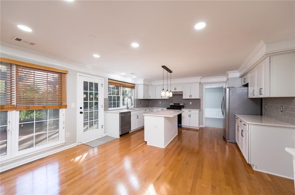 4 bedroom, 3 bathroom, 3,066 sq ft single family residence for rent at 6480 Stapleford Lane, Johns Creek, GA 30097 for $3,600 a month — photo 9