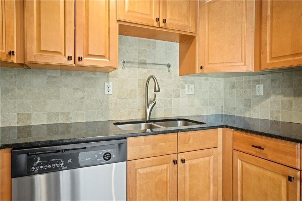 2 bedroom, 3 bathroom, 1,363 sq ft townhouse for sale at 2825 Northeast Expressway N4, Atlanta, GA 30345 — photo 7