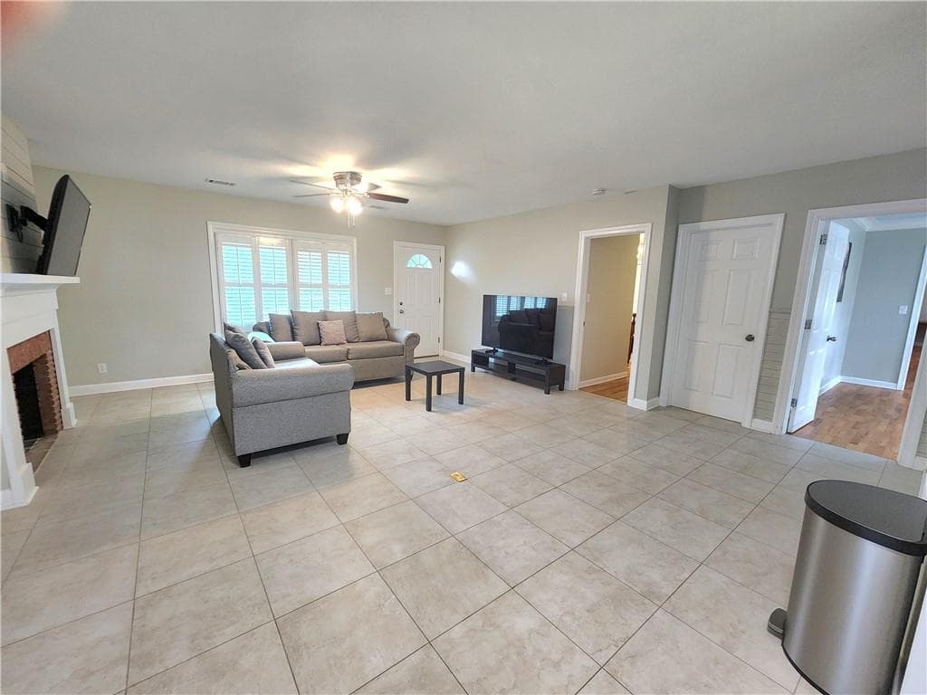 3 bedroom, 2 bathroom, 2,362 sq ft single family residence for sale at 8 Highland Lane, Cartersville, GA 30120 — photo 3