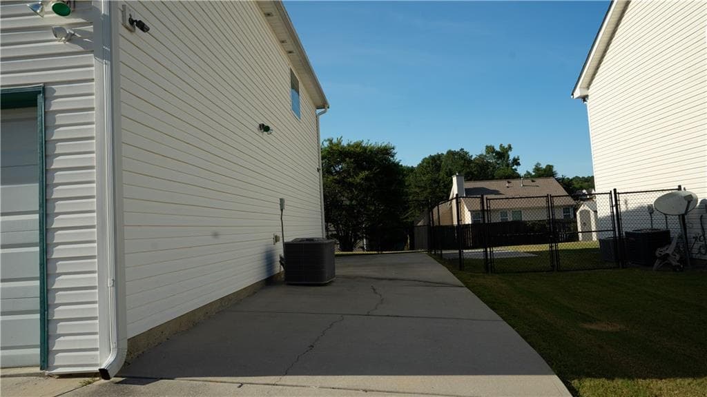 5 bedroom, 3 bathroom, 2,905 sq ft single family residence for sale at 2010 Hillspring Lane, Lithonia, GA 30058 — photo 2
