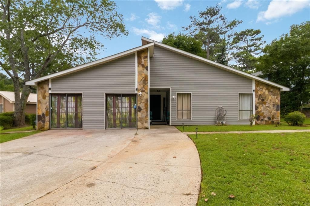 3 bedroom, 2 bathroom, 1,975 sq ft single family residence for sale at 8847 Wellston Court, Jonesboro, GA 30238
