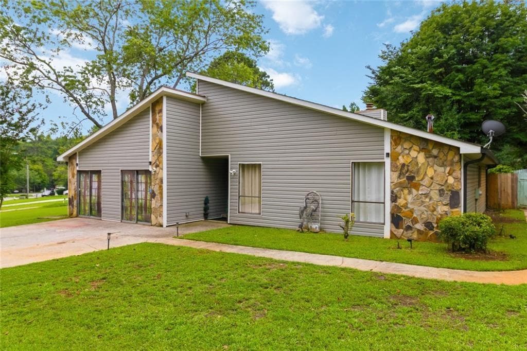 3 bedroom, 2 bathroom, 1,975 sq ft single family residence for sale at 8847 Wellston Court, Jonesboro, GA 30238 — photo 3