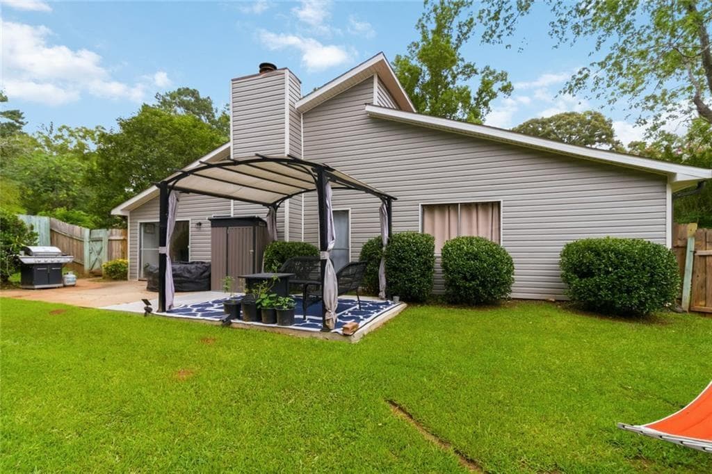 3 bedroom, 2 bathroom, 1,975 sq ft single family residence for sale at 8847 Wellston Court, Jonesboro, GA 30238 — photo 4