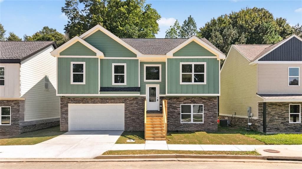 5 bedroom, 2 bathroom, 2,720 sq ft single family residence for sale at 2140 Rosemary Way, Gainesville, GA 30507 — photo 3