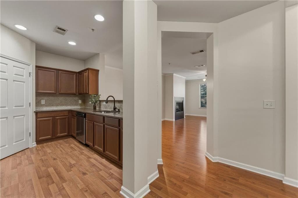 2 bedroom, 2 bathroom, 1,210 sq ft condominium for sale at 4805 W Village Way 3204, Smyrna, GA 30080 — photo 3