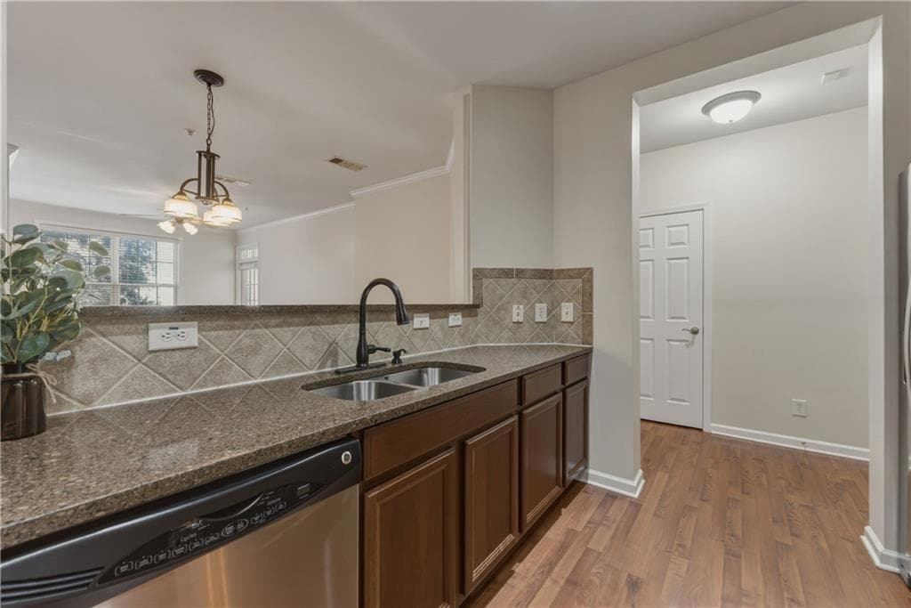 2 bedroom, 2 bathroom, 1,210 sq ft condominium for sale at 4805 W Village Way 3204, Smyrna, GA 30080 — photo 4