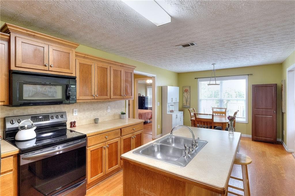 3 bedroom, 3 bathroom, 3,304 sq ft single family residence for sale at 1106 Caroline Court, Loganville, GA 30052 — photo 6