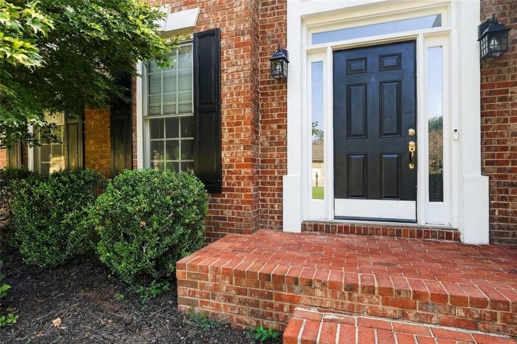 5 bedroom, 4 bathroom, 3,075 sq ft single family residence for sale at 115 Redleaf Court, Alpharetta, GA 30005 — photo 3