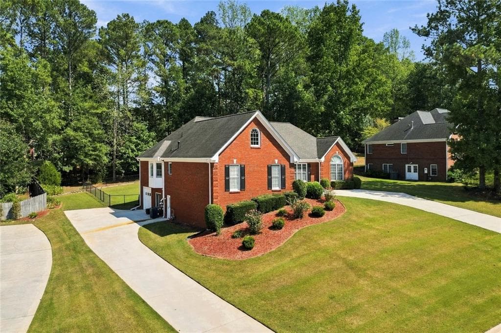 3 bedroom, 3 bathroom, 2,389 sq ft single family residence for sale at 805 Ivy Ridge Drive, Loganville, GA 30052 — photo 2